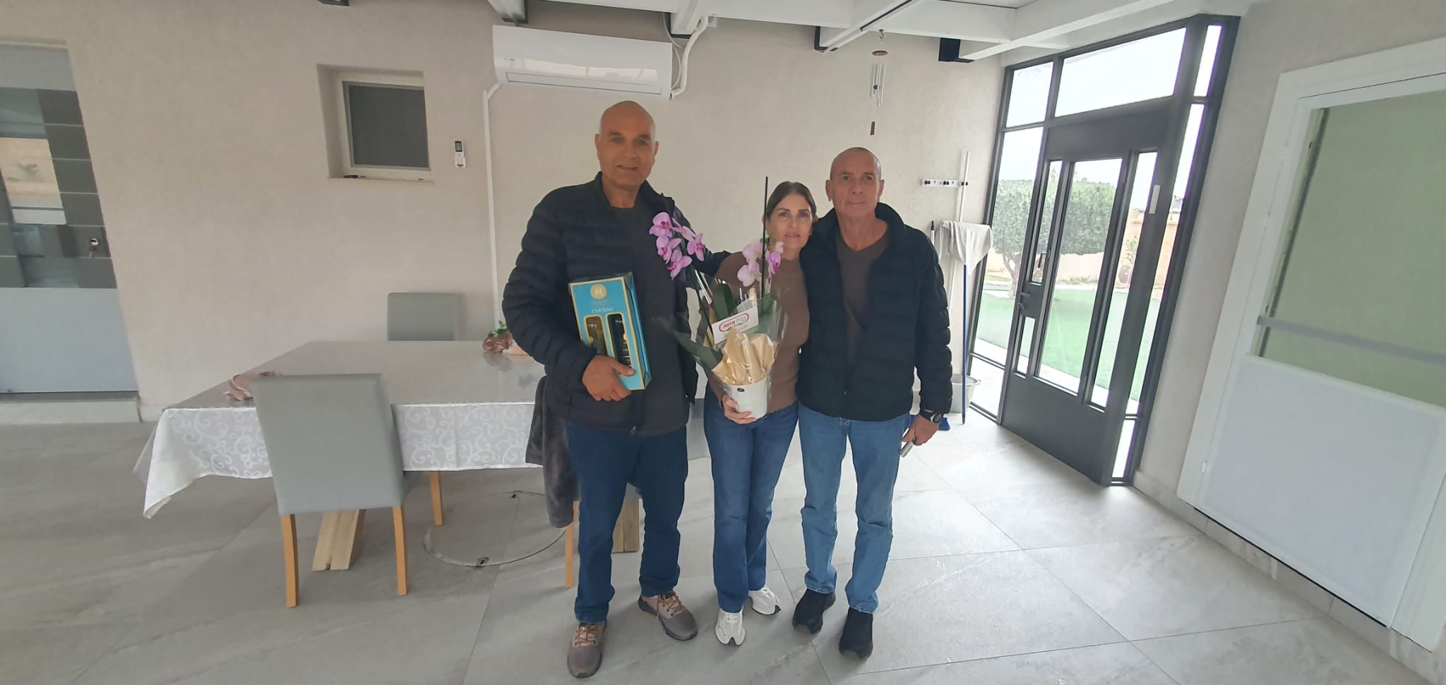 ביקור לקראת חג פסח אצל משפחות, בייזר, נומה, גרינברג וממן.