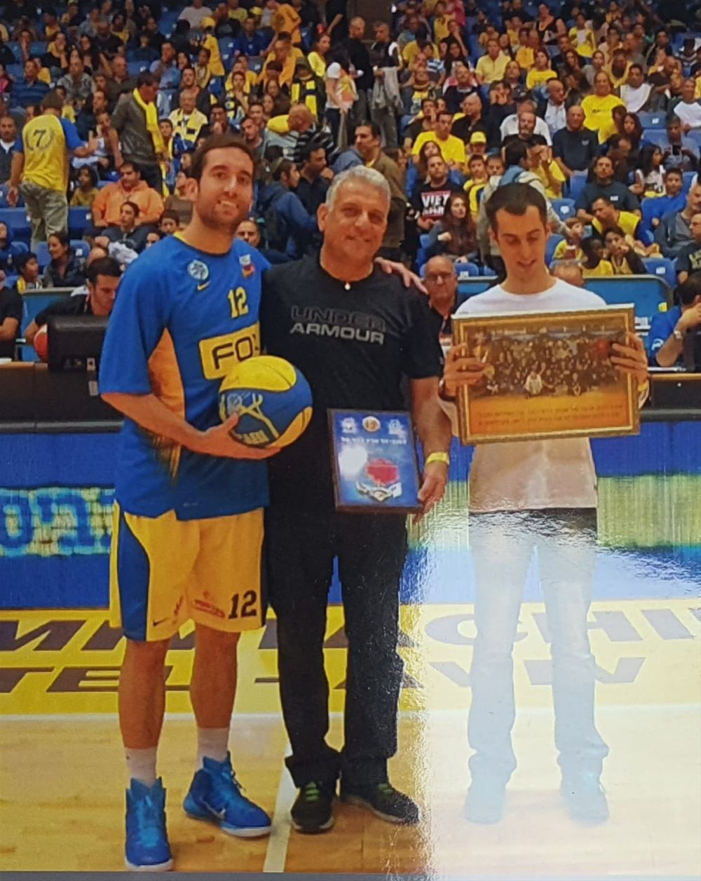 רותם מלכה מתארח במשחק יורוליג מכבי תל אביב כדור סל